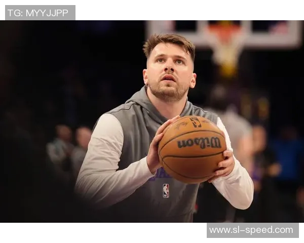 东契奇快攻背传 詹姆斯跟进战斧劈扣